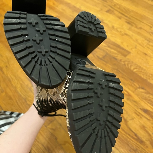 Brand new faux snake skin booties / size 7 - Picture 3 of 3
